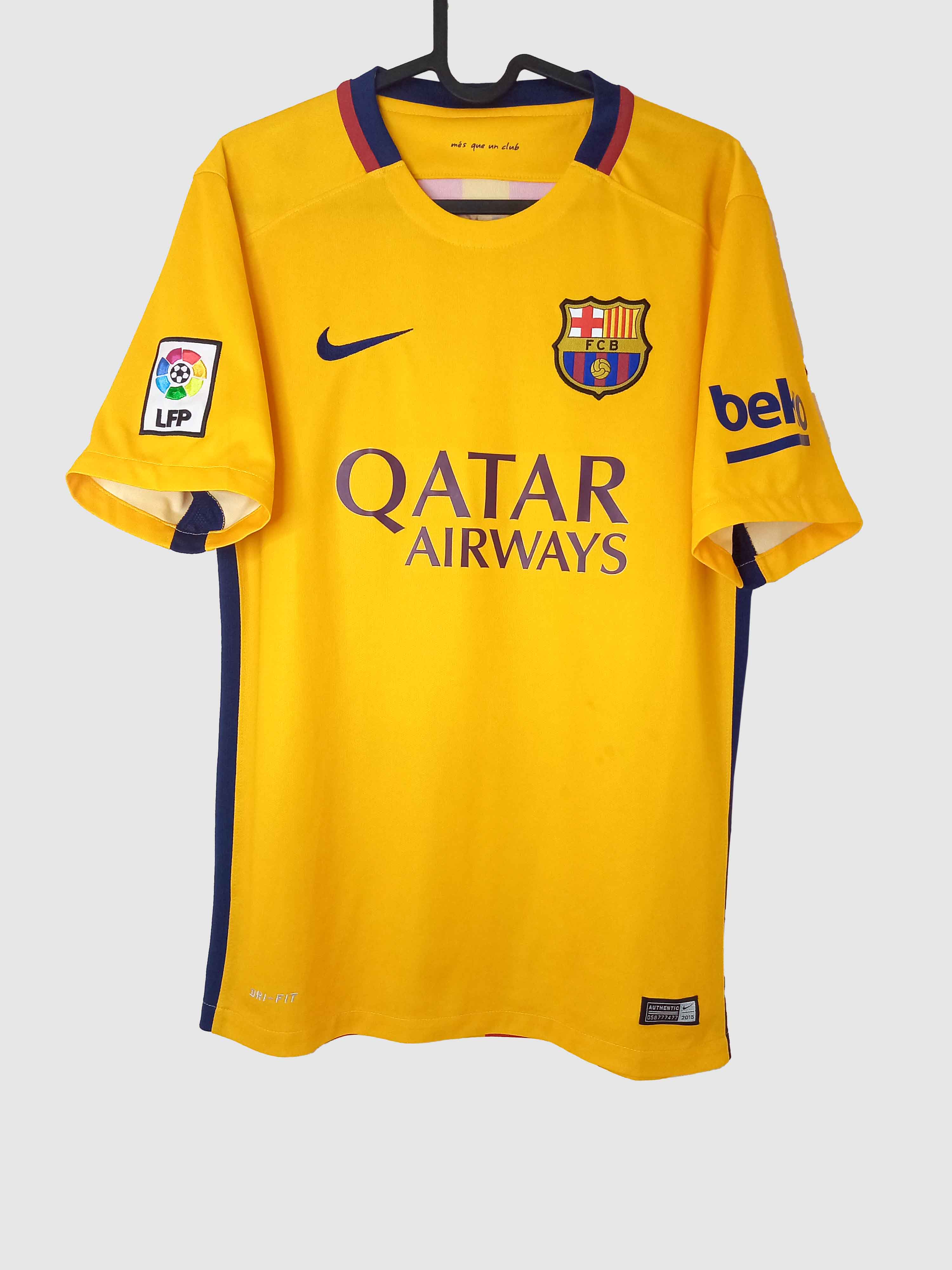 Barcelona 2015/16 Away Shirt Front 658785-740